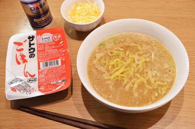 開発担当者の太田さんが勧める「札幌味噌ラーメン」のアレンジ。食べ終えたスープにご飯を入れたら、チーズと黒こしょうをガッツリとトッピングしてリゾット風に。コク深いスープがいっそう濃厚化し、黒こしょうの刺激も最強マッチ。これ、毎日でも食べられます!
