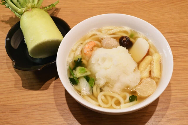 みぞれ風鍋焼きうどん 大根おろしをたっぷり作ったら、水気をしっかり絞って「鍋焼うどん」に入れるだけ。生大根のフレッシュな味わいが定番の鍋焼きうどんをいっそう贅沢で優しい味わいへと進化させる!