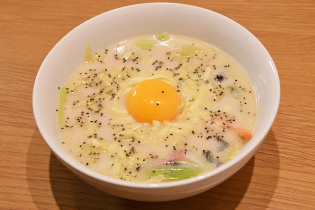 カルボナーラ風ちゃんぽん 「お水がいらない四海樓監修ちゃんぽん」に卵黄を落とし、チーズと黒こしょうを振りかけてカルボナーラ風にするのも絶品。芳醇なうまみのスープにチーズと卵黄が混ざって濃厚に!