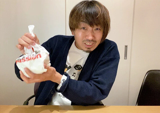 (2)シェイク! 紙袋にパスタとシーズニングを入れ、豪快に振ってパスタに粉をまぶす。もちろんパスタにそのまま粉をかけても問題ないが、調理工程を楽しむのもバカレシピの醍醐味だ!