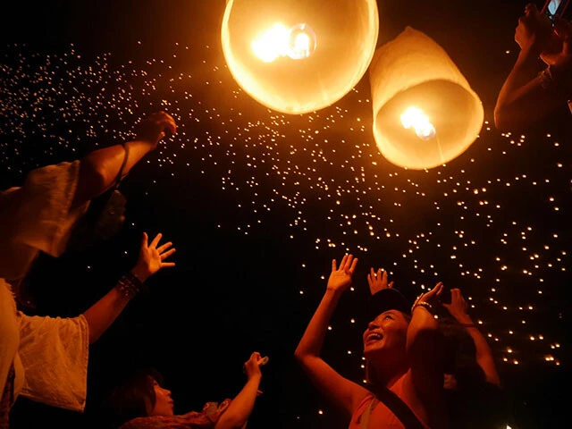 写真では伝えるのが難しい幻想的なコムローイ上げの光景（写真は２０１４年、以下同）