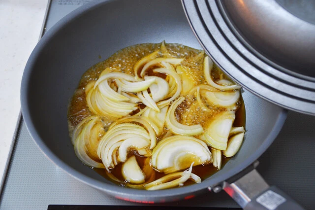(2)煮込む! フライパンにぶっかけうどんのつゆを入れて加熱し、煮立ったらタマネギを入れてフタをし、しんなりとするまで煮込む。火が強すぎるとつゆが飛んでしまうので気をつけよう