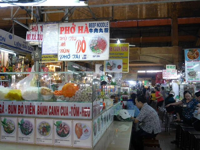 ホーチミンのマーケットで見つけたフォーの店