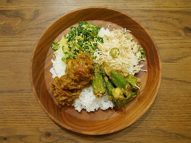 （左上から時計まわりに）ケールのマッルン、ココナッツサンボル、オクラのテンペラード、チキンカレー