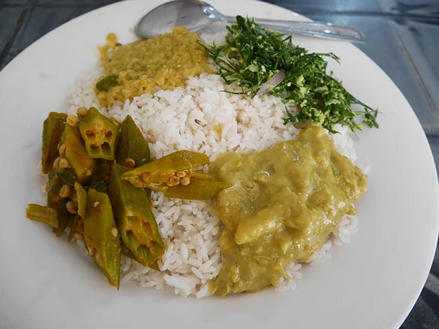 オクラのテンペラード（ドライカレー）や豆のカレー、ケールのマッルン（ココナッツ炒め）などが盛られたライスアンドカリー