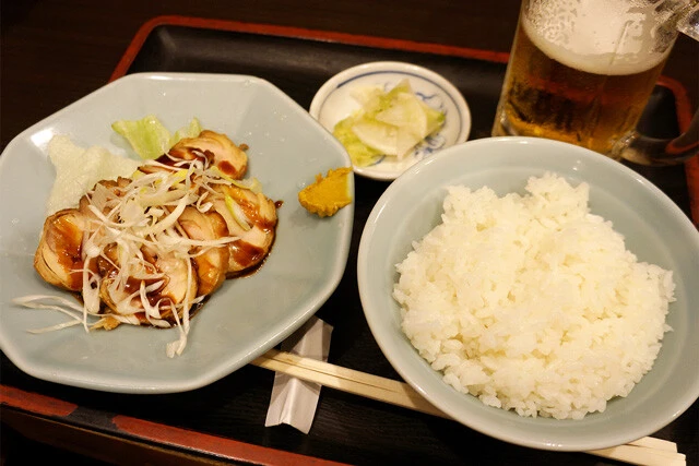 「鳥チャーシュー」（４１０円）と「ライス」。お漬物はサービス