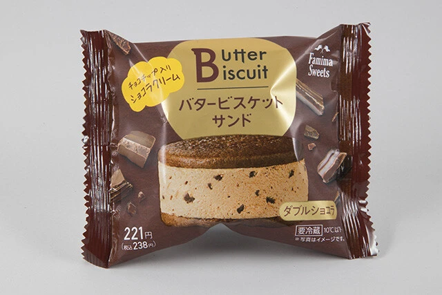 バタービスケットサンド ダブルショコラ（ファミリーマート）２３８円　発売から半年で累計２０００万食を販売した人気スイーツの最新作