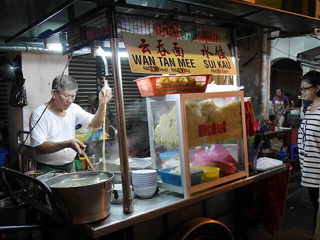 マレーシア・ペナン島のワンタンミー屋台
