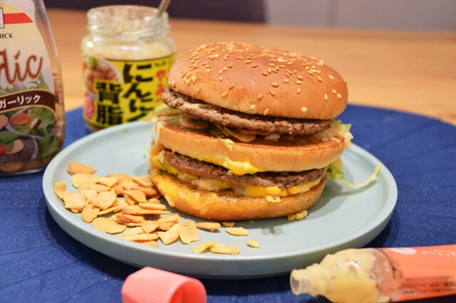 ニンニク調味料が全部入り! 夏バテに異次元のスタミナを注入するマシマシ系のビッグマック「ニンニクまみれビッグマック」【B級フード研究家・野島慎一郎のバカレシピ】