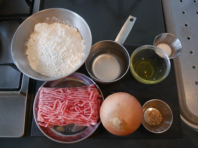 材料：小麦粉、水、塩、油、挽肉、玉ねぎ、塩胡椒スパイス（他：揚げ油）