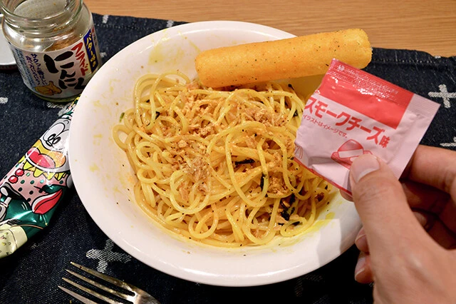 (5)カスタム! 具材を足してカスタムも楽しめるが、せっかくなのでジャンクに決めたい。バター味のフライドにんにく(桃屋)やうまい棒やさいサラダ味は適性高め。追いシーズニングも◎