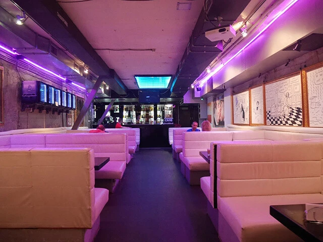 「サーロ」店内はピンク色の照明で怪しい空間