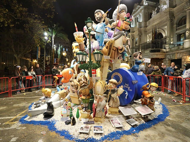 火祭りを彩る巨大な張子人形　その１