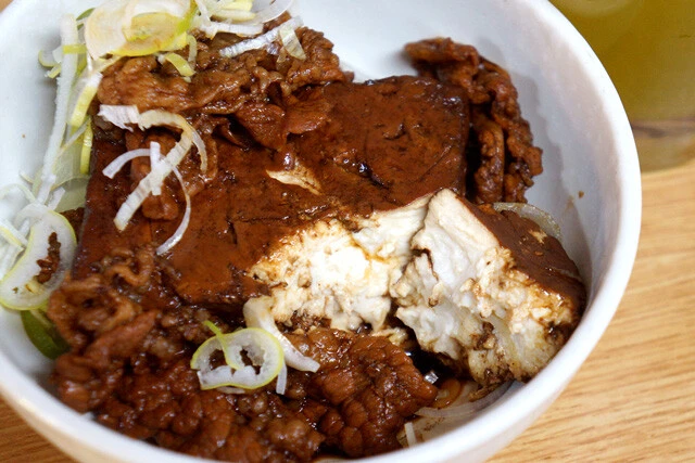 豆腐を割ってみると、なかは真っ白なのにも驚く