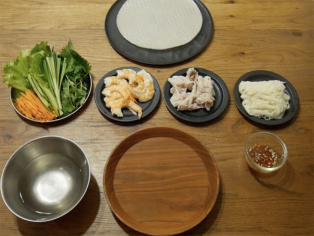 １．エビは背腸をとって茹で、殻を剥き縦半分にカット。豚肉と素麺も茹でておく。野菜類は細切りや食べやすいサイズにカット。ソースは材料を全て混ぜておく。