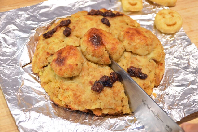 (5)切り分け! 豪快に丸かじりをしたり、「僕の顔をお食べ」とちぎり分けてもいいが、包丁で切り分けて食べるのが無難。ホクホクのポテトの食感とあんこのハーモニーが抜群でウマい!