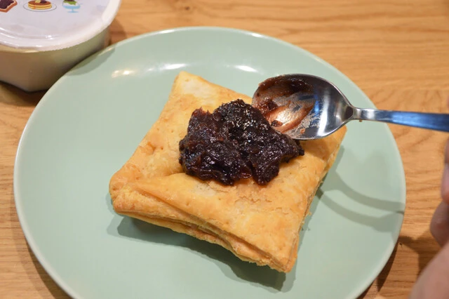 (2)あんこ! (1)を2個作ったら皿の上に四角形になるように並べ、その上にあんこをたっぷりとのせていく。あんこはミルクの甘味を引き立てつつ、2個の(1)をくっつける役割も果たしてくれる