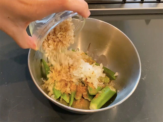 ２．ボウルにオクラと調味料（Ａ）を全て入れ混ぜておく。