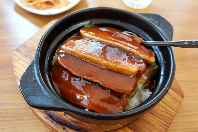 【豚角煮土鍋ご飯】またひとつなくなってしまう思い出の場所で：パリッコ『今週のハマりメシ』第２９回