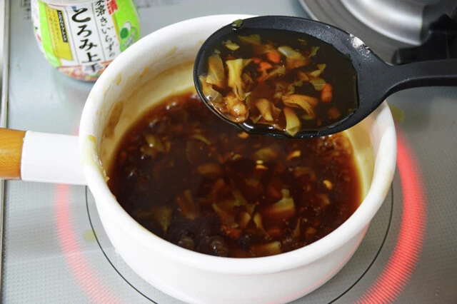 （３）とろみ！　（２）を加熱し沸騰したら火を止め、少し冷ましてからとろみ上手を投入。しっかり溶けたらかき混ぜながら再び加熱し、とろみがついたら（１）で用意した麺の上からたっぷりとかける