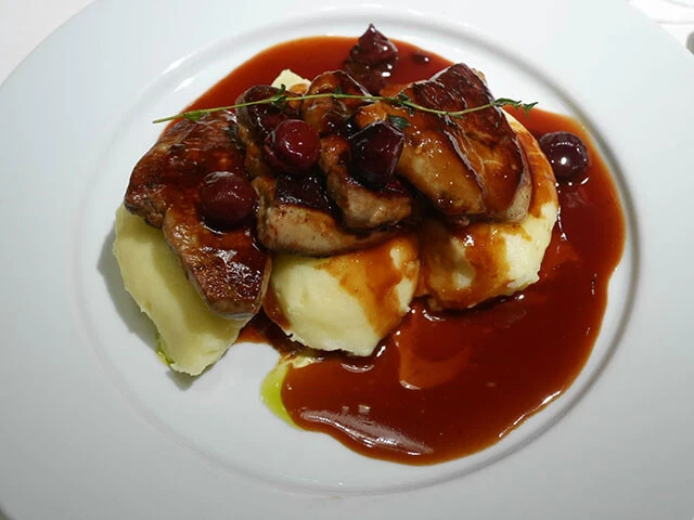 ハンガリー名物のフォアグラがこの量で約１５００～１８００円で食べられます！