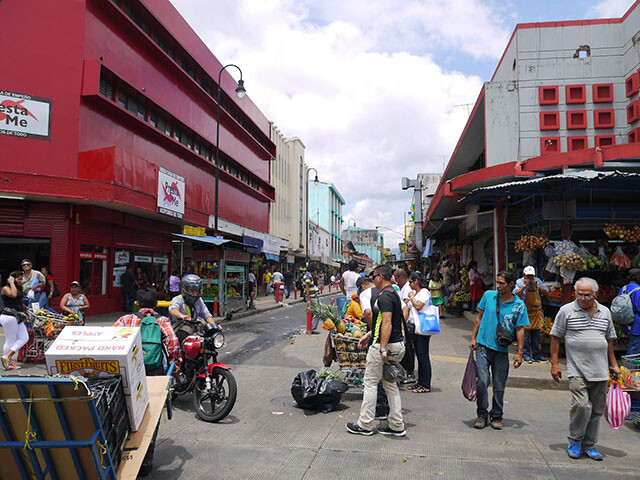 コスタリカの街中マーケット