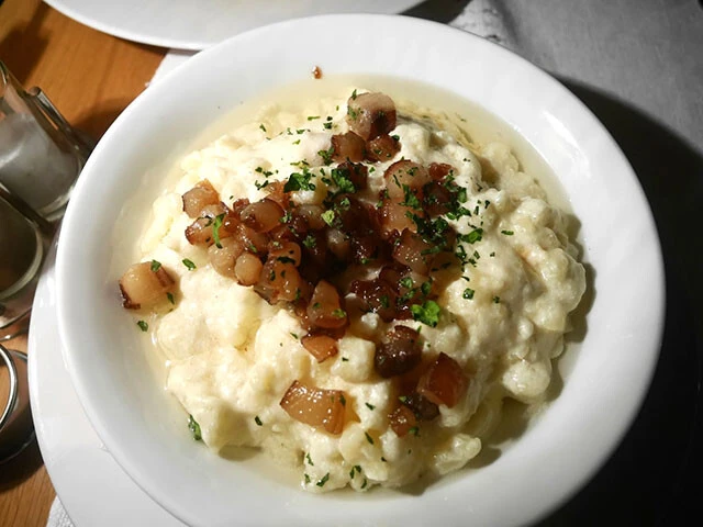 スロバキア伝統料理「ブリンゾヴェー・ハルシュキ」