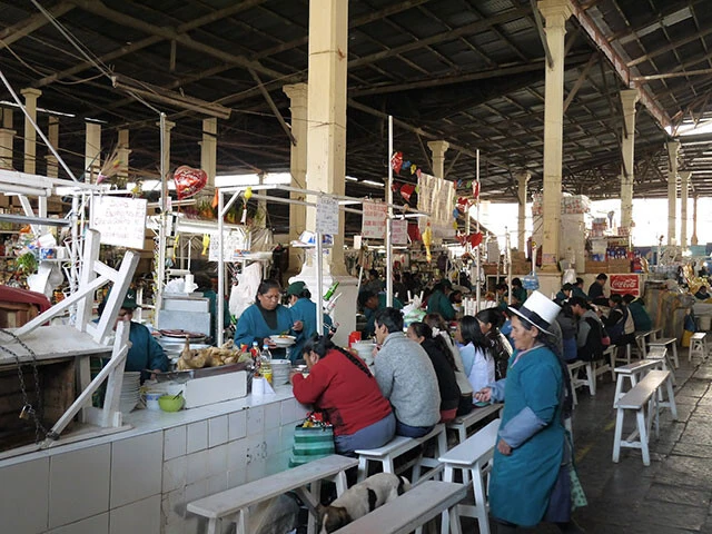 ケチュア族の女性が鶏出汁を仕込む美味しいスープの人気店