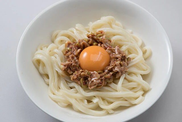 とんこつ辛味噌ネギ玉うどん【冷凍うどん＋刻みネギ＋卵】①冷凍うどんを指定の時間レンチンする②刻みネギにとんこつ辛味噌を加えてあえる。③うどんに②のネギ味噌、仕上げに卵黄をのせたら完成