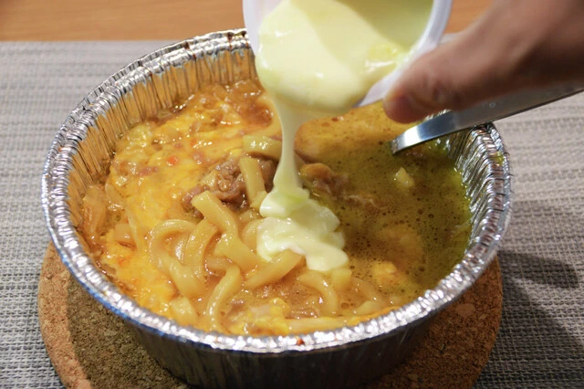 (5)チーズ! 少し食べ進めたらレンチンして溶かしたチーズフォンデュを豪快にぶっかけ、味変を楽しもう。とろとろのチーズが麺と具にどっぷりと絡み、濃厚さとコク深さが大幅アップ!