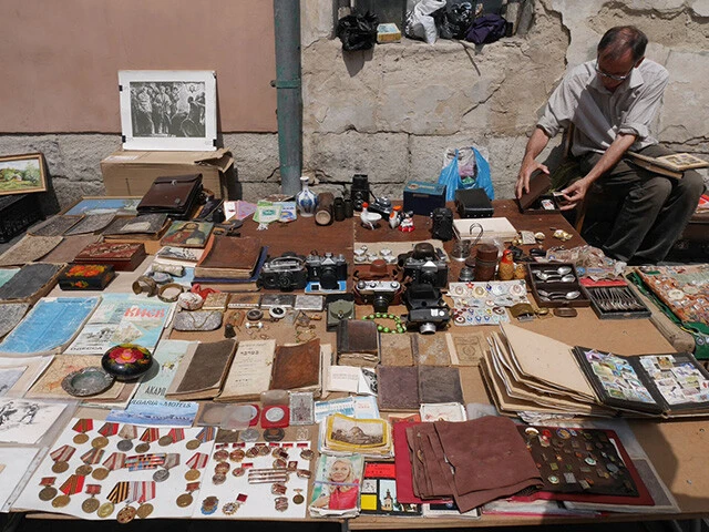 リビウの路上フリマでピンバッチを爆買い