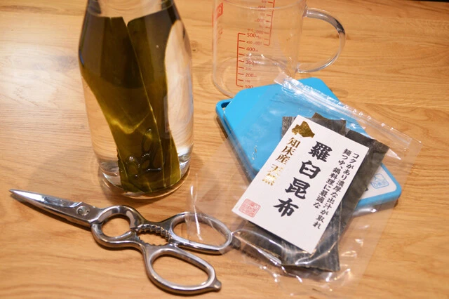 (1)昆布水! 1リットルの水に10gの昆布を入れ、ひと晩浸した後に容器から昆布を取り出せば昆布水の完成。昆布はだし昆布と明記されているもの(真昆布、羅臼昆布など)を使用すること