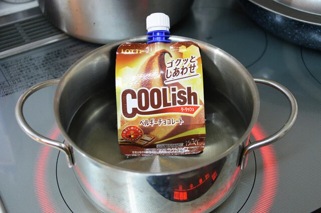 （５）湯せん！　（４）をそのまま食べても超サクサク食感が最高だが、オススメは溶かしクーリッシュをつける食べ方。お風呂くらいの温度のお湯で湯せんし、軽く溶かしてからつけると激ウマ！