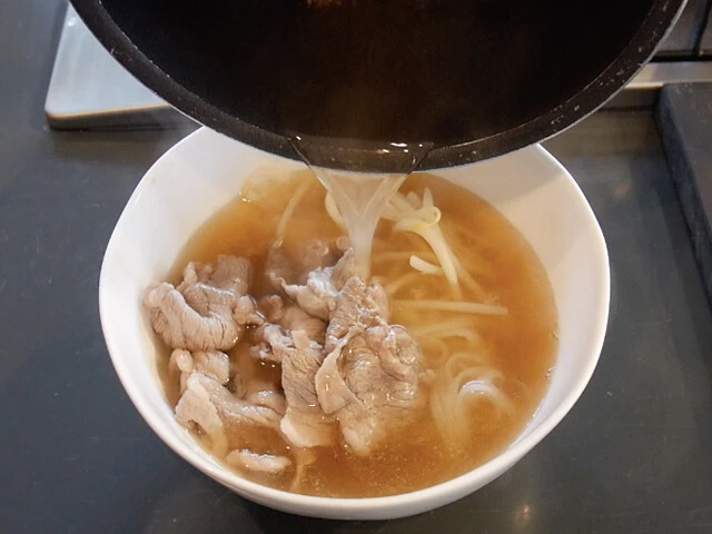 ５．器にフォー、もやし、牛肉を入れ、スープを注ぐ