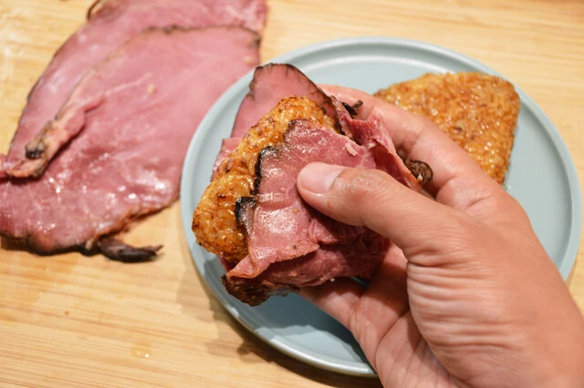 （３）巻く！　あとは焼きおにぎりにローストビーフをたっぷり巻きつければ完成。ローストビーフはなるべく薄切りのものを選ぶと巻きやすい。難しい場合はつまようじなどで固定しよう