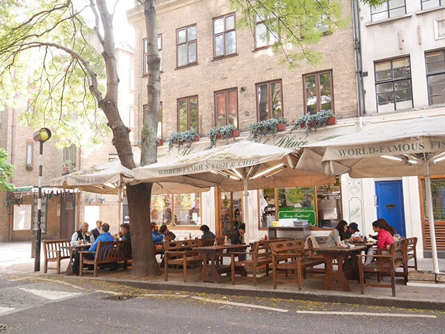 １８７１年創業の老舗「ＲＯＣＫ＆ＳＯＬＥ　ＰＬＡＩＣＥ」