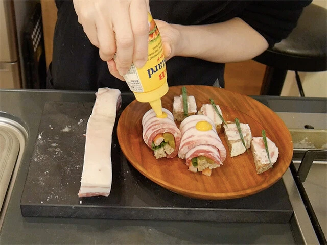 ３．マスタードを乗せ胡椒を振ったら寿司のできあがり！