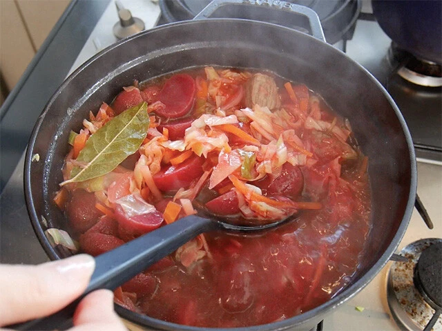 ６．塩、胡椒、砂糖で味を整えできあがり！サワークリームとディルを添えて召し上がれ！