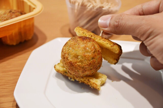 うまい棒たこ焼味を横３等分にスライスし、たこ焼きを挟み、ようじで固定。サクサク食感と薬味っぽさをプラスだ！