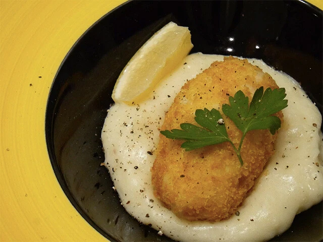 マッシュポテトやカットレモンを添えてめしあがれ