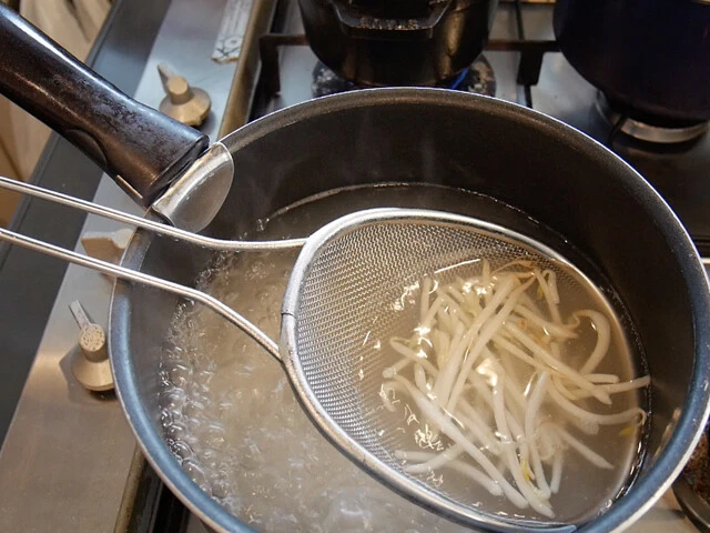 ４．別鍋に湯を沸かしフォーを表示時間茹で、最後の３０秒程もやしも一緒に茹で、ザルで湯切りする