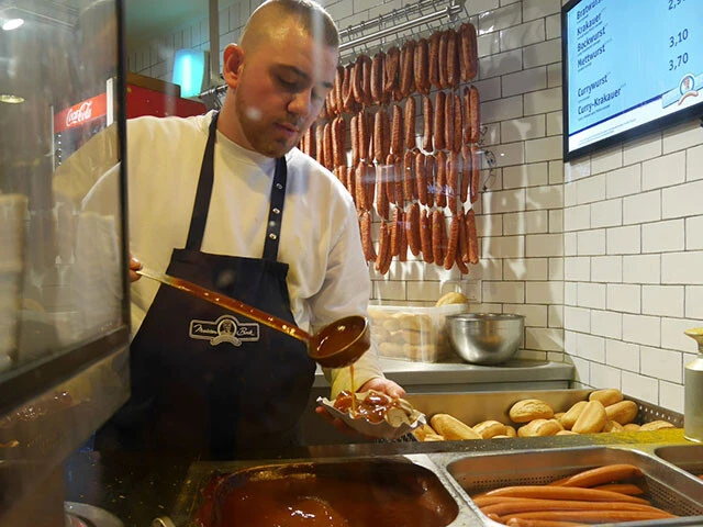 お店オリジナルのケチャップソースをかけて