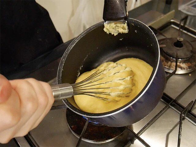 ３．底が焦げないようにかき混ぜながら２０分ほど加熱してできあがり