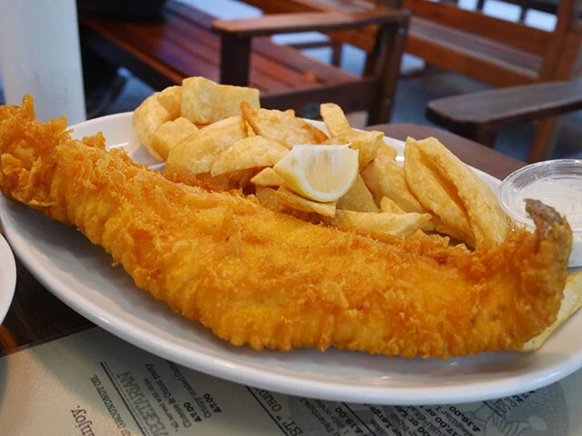 老舗「ＲＯＣＫ＆ＳＯＬＥ　ＰＬＡＩＣＥ」のフィッシュ＆チップス