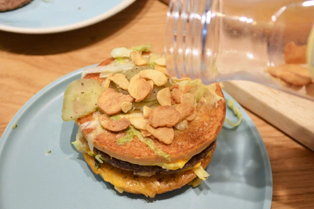 (3)チップ! さらにビッグマックの隙間にガーリックチップもたっぷり挟む。ザクザクの食感と香ばしい風味がおいしさを引き立てる。お好みの量を挟んだら、ビッグマックを元の形に整える