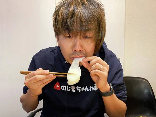 （２）食べる！　雪見だいふくの餅の部分だけを食べ、中身のアイスだけの状態にする。箸で雪見だいふくを持ち、全体を回しながらだと上手に食べやすい。包丁で切り開いて取り出してもＯＫだ