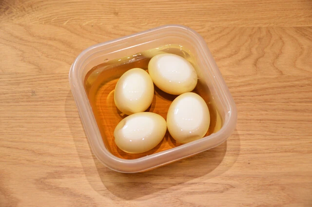 （２）漬ける！　希釈した白だしに（１）を浸し、冷蔵庫で半日ほど漬ける。卵が浸りきらない場合はキッチンペーパーをかぶせると全体を上手に漬けられる。漬け込みが完了したら水分を拭き取る