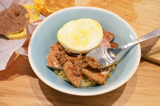 (3)のせる! 「こく旨 すき焼き月見」からベーコンと目玉焼きを取り出して(2)にのせ、すき焼きソースを取ってパティに塗る。余ったバンズとビーフパティはそのまま食べてしまおう