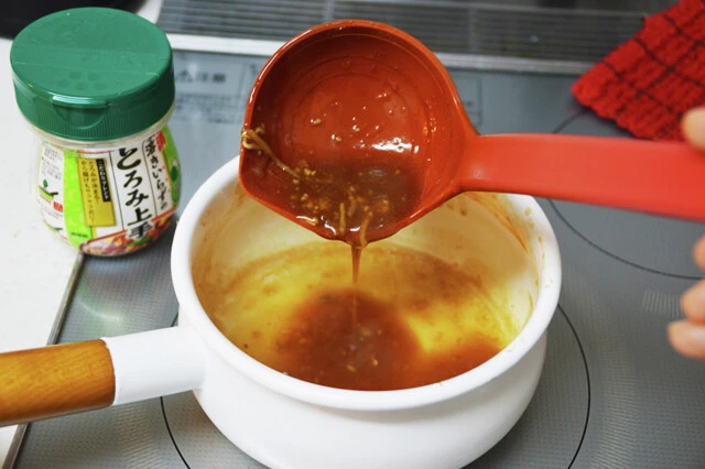 (5)とろみ! 余ったスープは鍋に移して加熱し、日清製粉の「とろみ上手」か水溶き片栗粉を入れてじっくりかき混ぜとろみをつける。これをディップソースにして食べると激しくウマい!