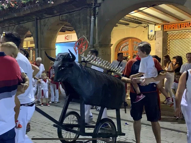 模型の牛に花火をつけて走り回る「子供用の牛追い」